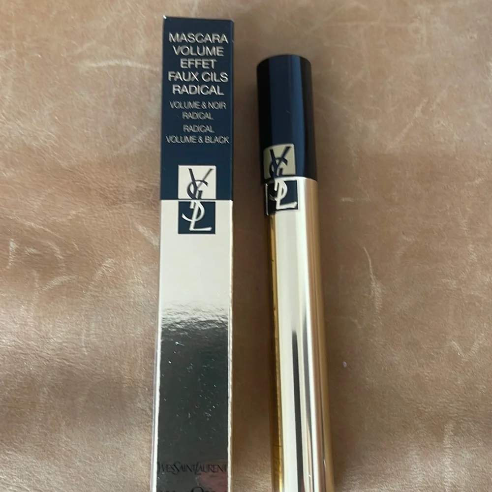 YSL mascara volume effet . Black. New .